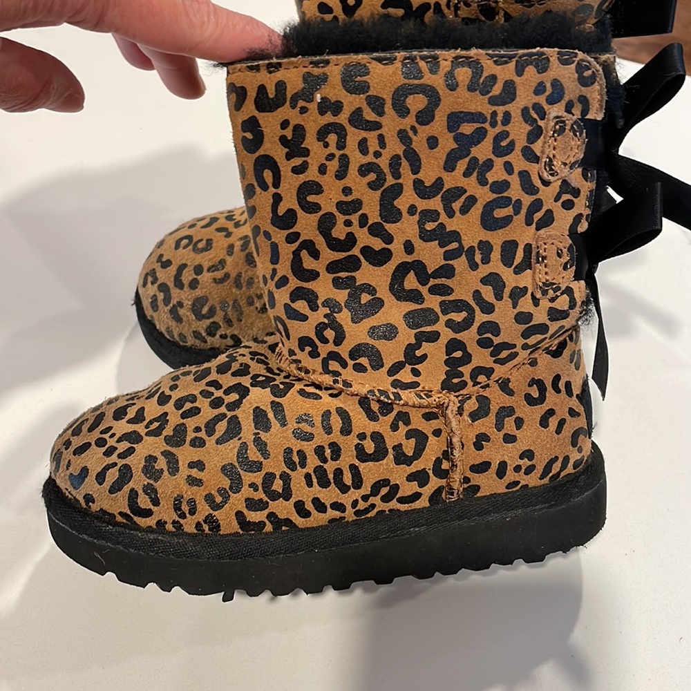 Ugg Toddler Bailey Bow Leopard Boots Chestnut - Picture 7 of 9